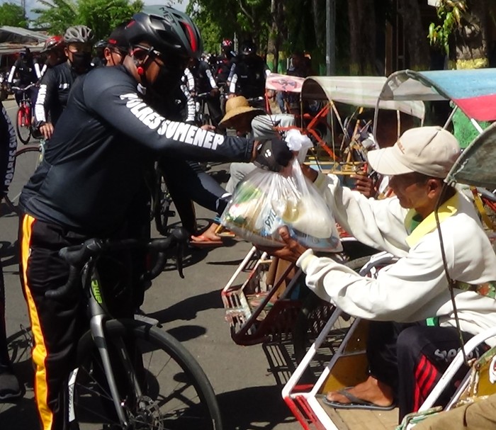 Kapolres Sumenep bagi-bagi sembako di tengah corona