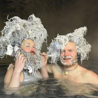 Sementara foto dua orang ini paling banyak dipilih yang masuk kategori Peoples Choice Award. Tampaknya sebelum rambutnya beku, kedua orang ini mengacak-acak rambutnya sehingga tampak tak beraturan rambut hingga jenggotnya.  Foto: dok. Takhini Hot Springs Hair Freezing Contest