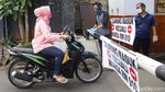 Warga Jakarta Mulai Batasi Jalan Akses Masuk Perumahan