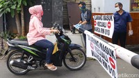 Warga yang berjaga juga dilengkapi dengan  masker dan sarung tangan.