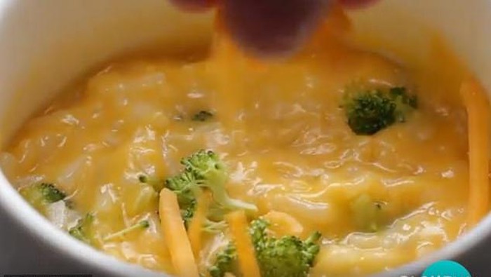 Masak dengan cangkir di microwave