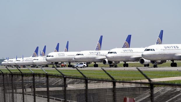 United Airlines planes are parked at George Bush Intercontinental Airport Wednesday, March 25, 2020. The airlines have reduced the number of flights flown each day as fewer people are flying due to the COVID-19 outbreak. The new coronavirus causes mild or moderate symptoms for most people, but for some, especially older adults and people with existing health problems, it can cause more severe illness or death. (AP Photo/David J. Phillip)