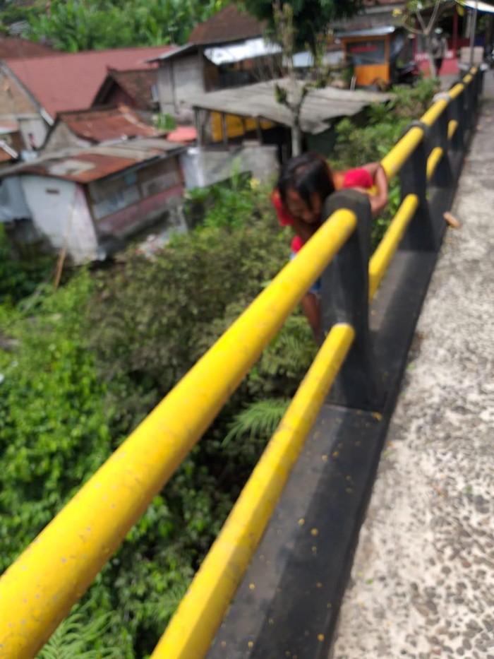 Perempuan mencoba lompat dari jembatan karena frustrasi pacarnya yang sudah beristri tak mau mengawini (dok. Istimewa)
