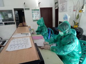 Pemko Medan Dikritik Gegara Petugas Puskesmas Pakai Jas Hujan Gantikan APD
