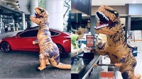 Selain kostum Unicorn, ada juga yang memilih mengenakan kostum dinosaurus. Bukan menyeramkan T-Rex yang satu ini malah jadi pusat perhatian. Kapan lagi bisa melihat dinosaurus berbelanja di supermarket. Foto: AFP via Getty Images/ANNE-CHRISTINE POUJOULAT