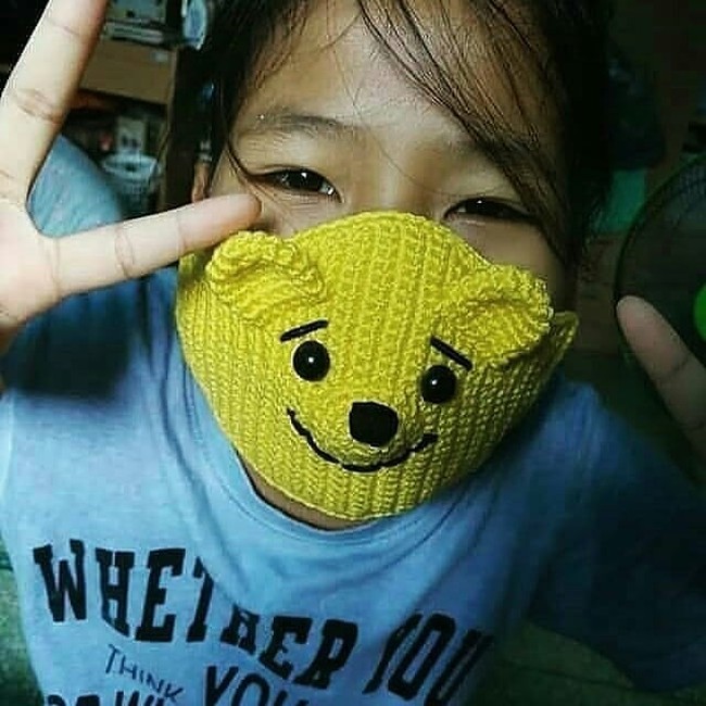 Anak kecil ini pun tampil unik sesuai usianya dengan menggunakan masker rajut berwujud Pooh. Foto: Instagram @sizyapinbizsatalim