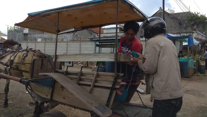 Sejumlah pemuda di Garut turun ke jalan edukasi warga soal bahaya Corona