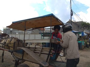 Pemuda Garut Turun ke Jalan Edukasi Abang Becak-Kusir Delman soal Corona