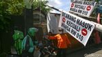 Warga Jakarta Mulai Batasi Jalan Akses Masuk Perumahan