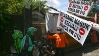 Pembatasan ini dilakukan sejak beberapa hari yang lalu, inisatif warga ini untuk meredam peneybaran wabah corona di daerah mereka.