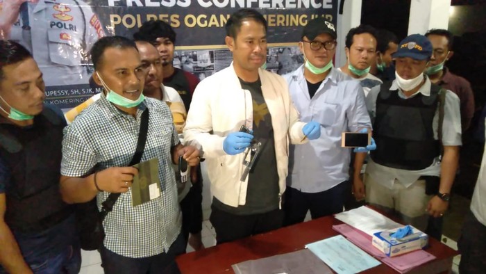Konferensi Pers penangkapan perampok sadis (Raja Adil-detikcom)