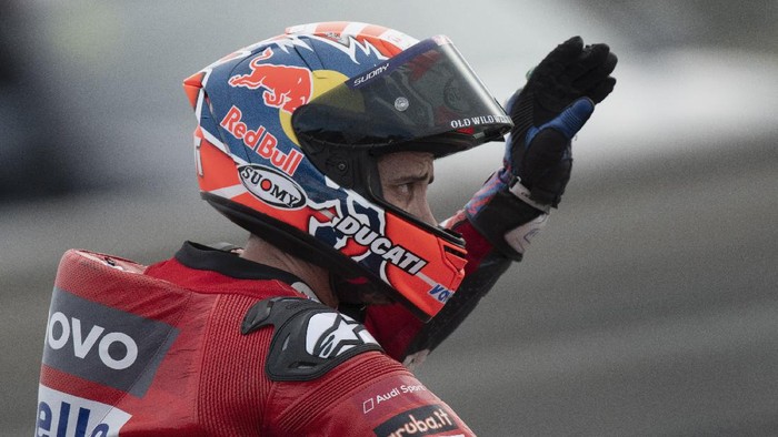 VALENCIA, SPAIN - NOVEMBER 17: Andrea Dovizioso of Italy and Ducati Team  greets the fans during the MotoGP race during the MotoGP Of Valencia - Race at Ricardo Tormo Circuit on November 17, 2019 in Valencia, Spain. (Photo by Mirco Lazzari gp/Getty Images)