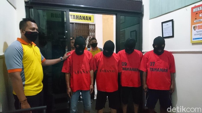 4 tersangka mencuri masker dari gudang Dinkes Cilegon untuk dijual secara online (M Iqbal/detikcom)