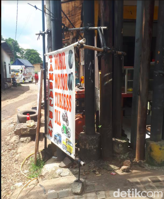 Tukang tambal ban pinggir jalan