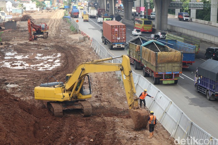 Proyek Kereta Cepat Terus Dikerjakan Ditengah Wabah Corona Pekerja melakukan proses land clearing untuk proyek kereta cepat di Jalan Galaxy 1, Kota Bekasi, Jawa Barat, Jumat (3/4/2020).
