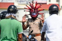 polisi helm corona