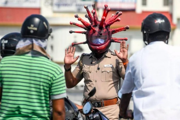 polisi helm corona