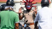 Polisi di India punya cara unik untuk membuat masyarakat memahami bahaya penyebaran virus Corona, salah satunya dengan menggunakan helm virus Corona. Seperti diketahui, pemerintah India menerapkan lockdown guna memutus rantai penyebaran virus Corona di negara tersebut. Istimewa/Dok. Brainberries.