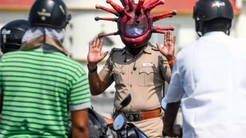 Tak ayal, aksinya ini mengundang komentar dan menjadi viral. Fotonya menjadi perbincangan netizen dan berseliweran di berbagai media sosial. Banyak yang memuji dedikasi dan kreativitasnya. Foto: via Brainberries