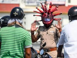Polisi Berhelm Corona Cegah Warga Keluyuran Jadi Viral