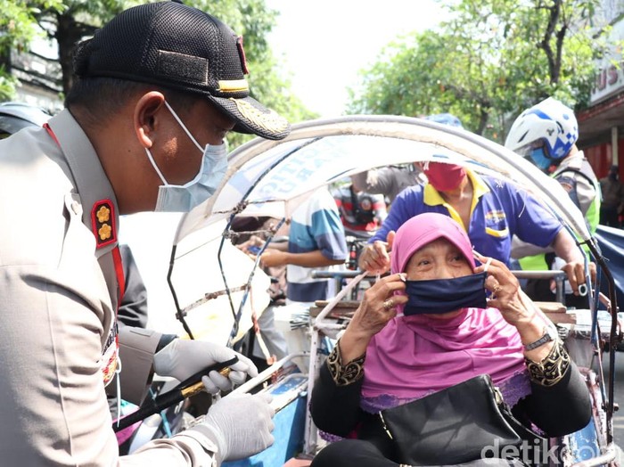 Kepolisian Tulungagung membagikan ribuan masker kepada penguna jalan. Itu dilakukan untuk meminimalisir penularan virus corona.