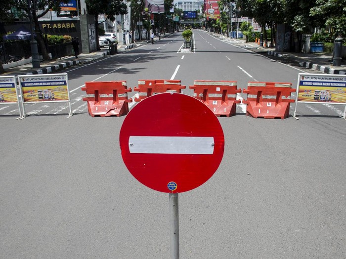 Suasana kawasan Jalan Merdeka yang ditutup untuk kendaraan di Bandung, Jawa Barat, Jumat (3/4/2020). Sejumlah ruas jalan protokol di Kota Bandung ditutup sementara dalam rangka pembatasan sosial dan pengurangan titik kumpul warga guna pencegahan penyebaran COVID-19. ANTARA FOTO/Novrian Arbi/pras.