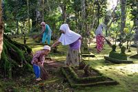 Tadisi Bersih-bersih Makam Jelang Ramadhan