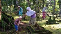 Tadisi Bersih-bersih Makam Jelang Ramadhan
