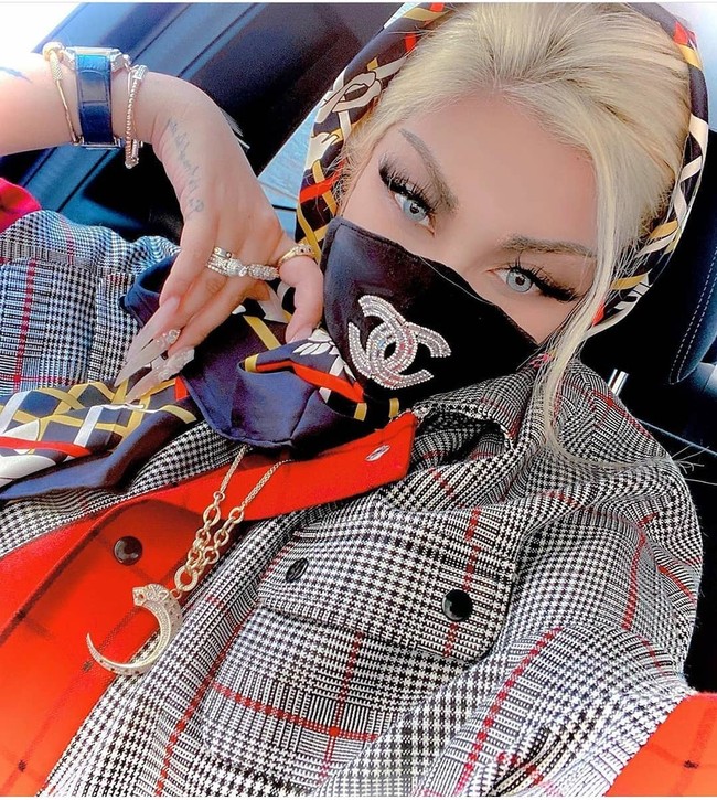 Meski banyak orang memilih untuk tinggal di rumah dan berpakaian sederhana, tidak dengan selebgram Iran berikut. Ia tampil cantik dengan makeup bahkan masker berlogo Chanel. Foto: Instagram @negar.rokni.org.12