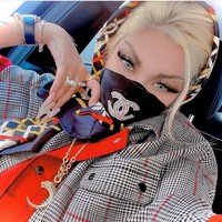 Meski banyak orang memilih untuk tinggal di rumah dan berpakaian sederhana, tidak dengan selebgram Iran berikut. Ia tampil cantik dengan makeup bahkan masker berlogo Chanel. Foto: Instagram @negar.rokni.org.12