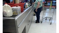 Seorang wanita di supermarket memutuskan untuk membayari belanjaan makanan milik pria di depannya yang kartu kreditnya ditolak. Menurut wanita itu sudah seharusnya saling membantu dalam kondisi seperti ini. Foto: Istimewa