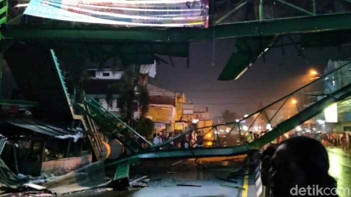 JPO Kartasura roboh ditabrak truk
