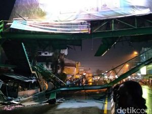 Tersenggol Truk, JPO di Kartasura Ambruk