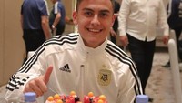 Foto ini diambil ketika Dybala merayakan ulang tahunnya. Sebuah kue cokelat dengan topping buah segar turut memeriahkan momen hari lahir. Mengenakan jaket club kesayangannya, Dybala mengacungkan ibu jari. Foto: instagram paulo dybala