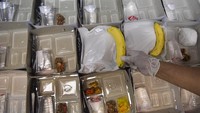 Pemprov DKI Jakarta menyiapkan beragam fasilitas dan kebutuhan untuk para pahlawan di garda terdepan dalam melawan virus Corona. Setiap boks berisi nasi lauk-pauk, air mineral hingga buah. ANTARA FOTO/Nova Wahyudi