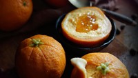 Siapa yang menyangka kalau jeruk berwarna oranye cantik ini adalah kue? Bentuknya persis sama, bahkan teksturnya pun menyerupai jeruk. Namun saat kamu membelahnya, kue ini adalah cheesecake yang berisi selai jeruk marmalade. Foto: Instagram @thewondersmith