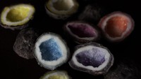 Permen kali ini juga dibuat oleh The Wondersmith dengan tema alam. Berbentuk batu namun ketika dibelah akan terlihat warna-warni. Permen tersebut memiliki beragam rasa yang berbeda, ada sayuran dan buah-buahan. Foto: Instagram @thewondersmith