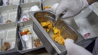 Koki menyusun makanan yang disediakan untuk tenaga medis pasien virus Corona (COVID-19). Nasi beserta lauuk pauknya itu dikemas dalam boks. ANTARA FOTO/Nova Wahyudi