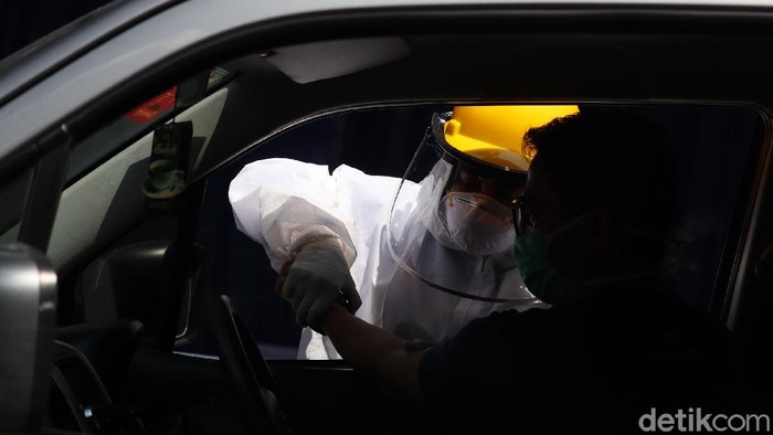 Pemkot Bandung menggelar rapid test COVID-19 di Balai Kota Bandung dan Gedung Sate. Rapid test dilakukan dengan cara drive thru.
