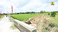 Pekerjaan pembangunan saluran irigasi tersier yang dikerjakan oleh petani atau penduduk setempat dengan diberikan upah sehingga menambah penghasilan petani atau penduduk desa terutama di antara dua musim tanam dan panen. Foto: Dok. Istimewa/Kementerian PUPR