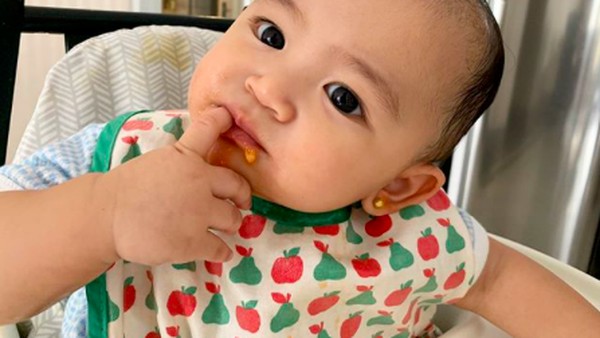 Belum 1 Tahun, Ini Imutnya Thania Onsu Kalau Lagi Makan