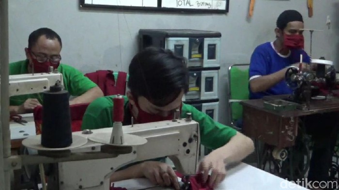 Napi Purwakarta bikin masker dari kain
