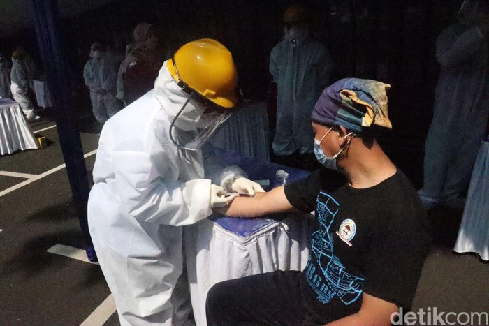 Potret Warga Bandung Jalani Rapid Test Dengan Drive Thru