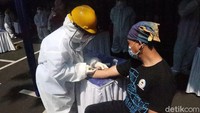 Selain para pengendara, orang yang datang dengan berjalan kaki pun langsung diperiksa kesehatannya dan melakukan rapid test COVID-19.