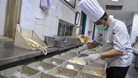 Koki menyiapkan makanan untuk tenaga medis di hotel Grand Cempaka, Jakarta, Jumat (3/4/2020) lalu. PT Jakarta Tourisindo ini menyediakan nasi beserta lauk-pauknya untuk para tenaga medis yang menangani pasien virus corona (COVID-19). ANTARA FOTO/Nova Wahyudi