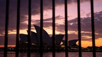 Selama menidurkan ekonomi sementara, pemerintah Australia melakukan kebijakan memberikan bantuan kepada pekerja dan perusahaanya agar tidak bangkrut. Getty Images/Cameron Spencer