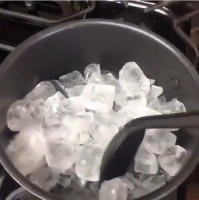 Saking Gabutnya Netizen Ini Pilih Masak Es Batu