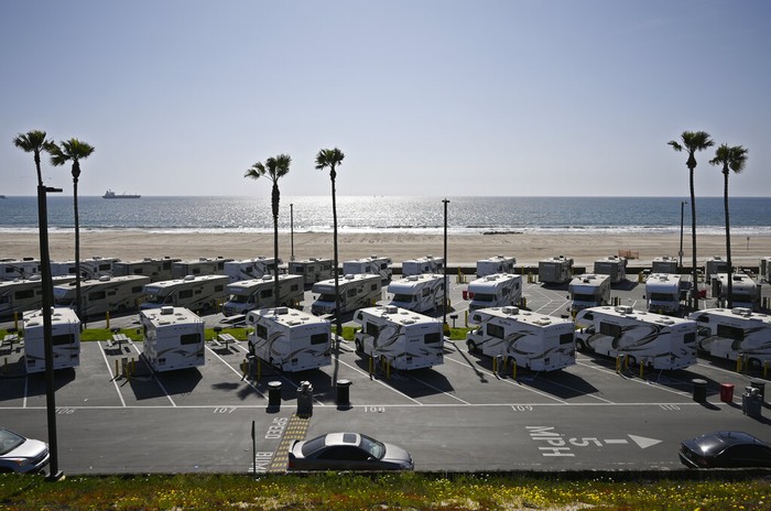 Mobil yang sangat nyaman untuk para traveler ini berubah fungsi menjadi tempat isolasi pasien Corona di California. Mereka bukan lagi liburan lho yah.