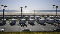 Puluhan mobil kemah yang biasa digunakan untuk bepergian, RV (recreational vehicle) terparkir di pantai Los Angeles, California, AS (3/4/2020). 