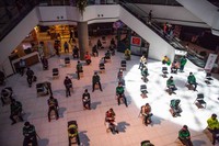 Selama masa karantina, banyak tempat makan dan restoran yang tutup di Thailand. Aplikasi online pun jadi salah satu solusinya. Masyarakat merasa sangat terbantu dengan adanya aplikasi online seperti grab food dan Food Panda.